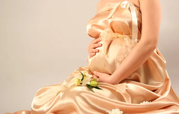 Красивая Беременная Женщина Завернутая Золотой Шелк — стоковое фото