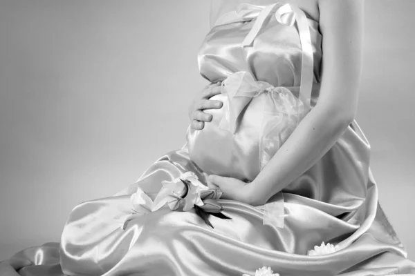 Hermosa Mujer Embarazada Envuelta Seda Dorada — Foto de Stock