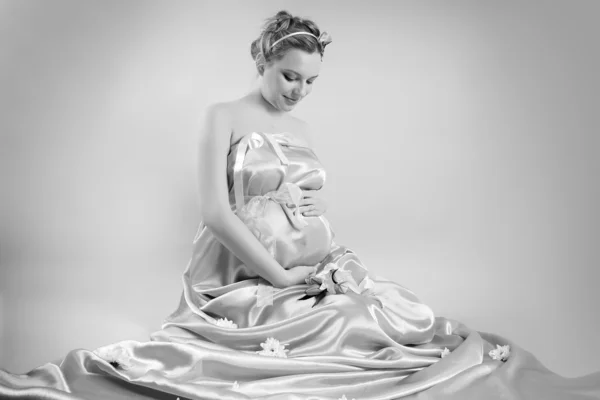 Schöne Schwangere Frau Goldene Seide Gehüllt — Stockfoto