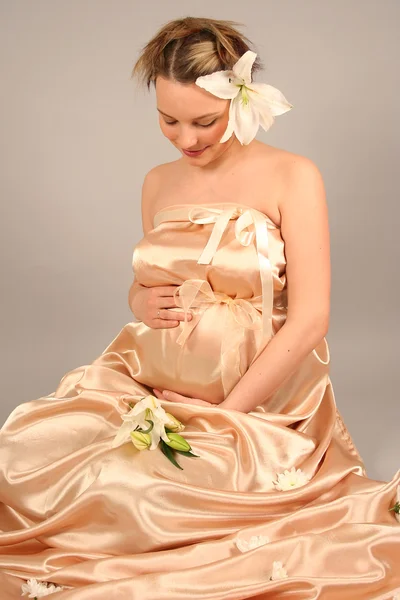 Mooie Zwangere Vrouw Gewikkeld Gouden Zijde — Stockfoto
