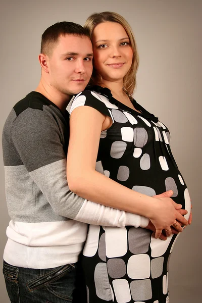 美しい若いカップル待っている赤ちゃん — ストック写真