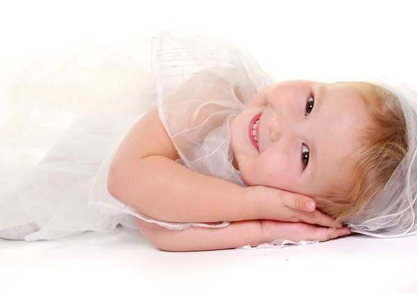 可爱的小女孩孤零零地躺在白色的床上 — 图库照片