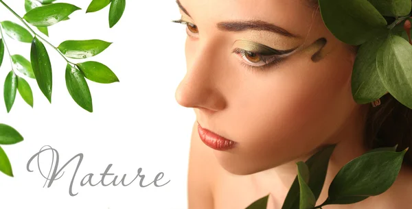 Красивая Девушка Зелеными Листьями — стоковое фото