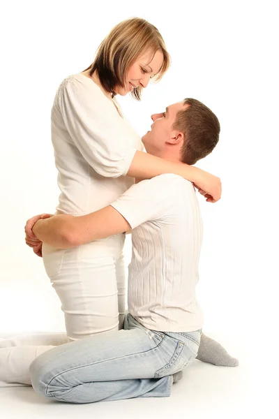 美丽的年轻夫妇接吻被隔绝在白色背景 — 图库照片