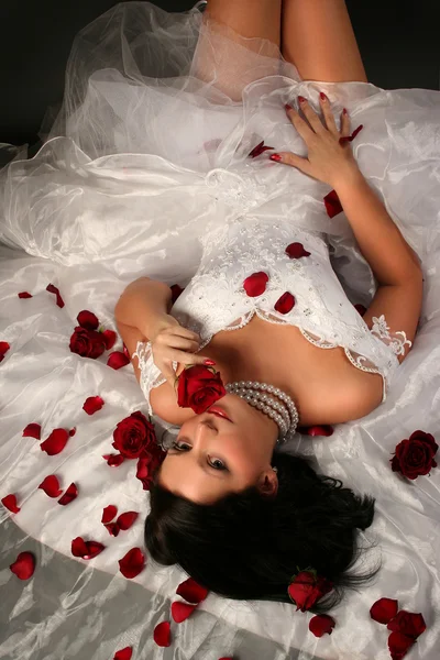 Szexi Fiatal Menyasszony Piros Rózsák — Stock Fotó