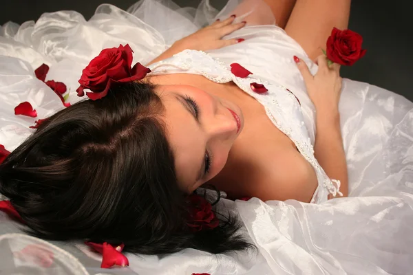 Sexy Mladá Nevěsta Červenou Růží — Stock fotografie