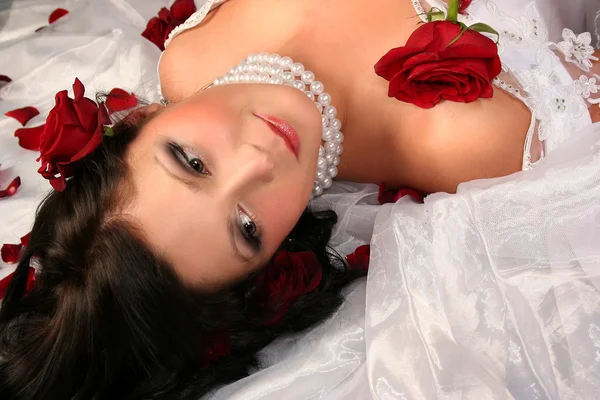 Sexy Joven Novia Con Rosas Rojas — Foto de Stock