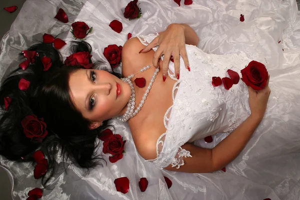 Сексуальная Молодая Невеста Красными Розами — стоковое фото