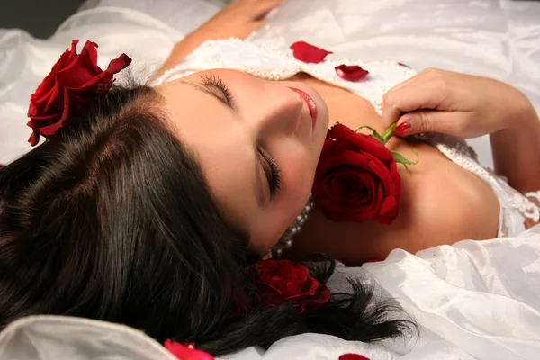 Sexy Jeune Mariée Avec Des Roses Rouges — Photo