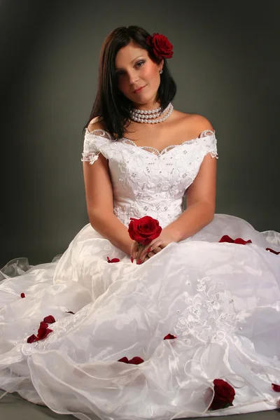 性感年轻的新娘与红玫瑰 — 图库照片