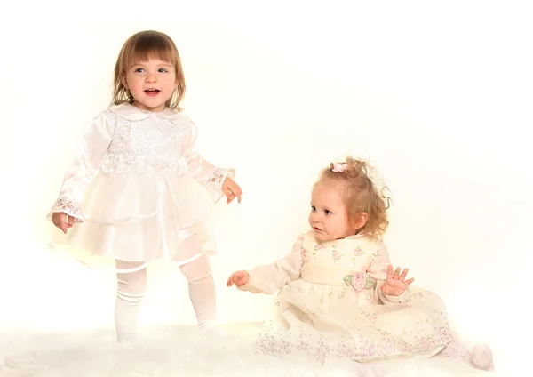 Милі Маленькі Сестри Ізольовані Білому — стокове фото