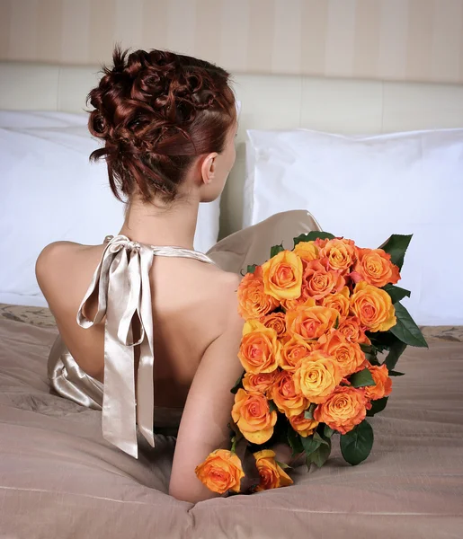 バラの花束と美しい若い女性 — ストック写真