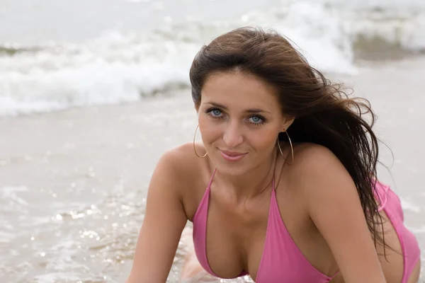 Close-up de uma jovem mulher relaxando na praia — Fotografia de Stock