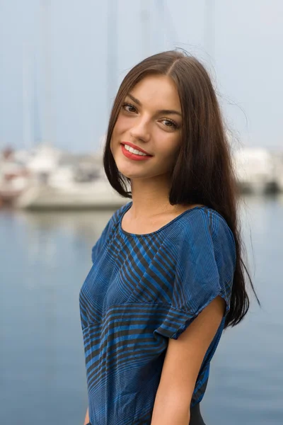 Beautiful girl on the waterfront — Stock Photo, Image