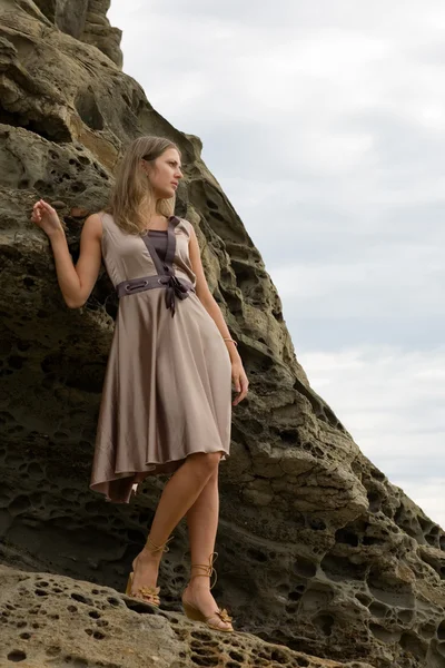 Mooi meisje op de achtergrond van rotsen — Stockfoto