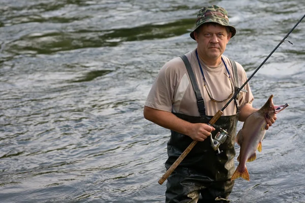 Pescador pegou um salmão — Fotografia de Stock