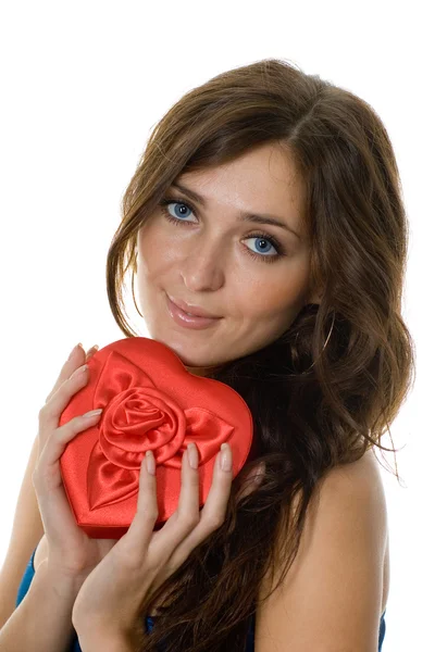 Usmívající se dívka drží dárek — Stock fotografie
