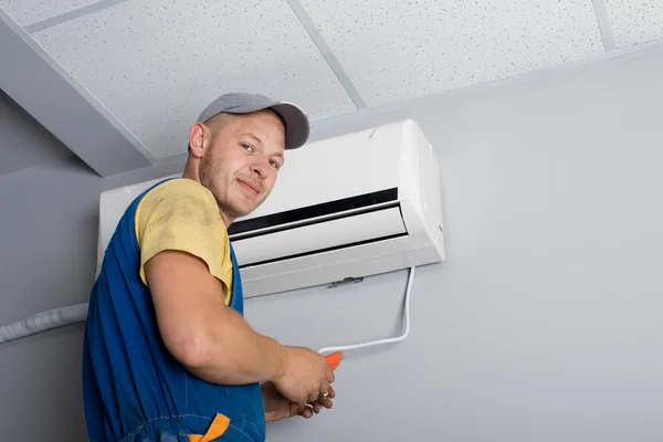 Instalador establece un nuevo acondicionador de aire —  Fotos de Stock