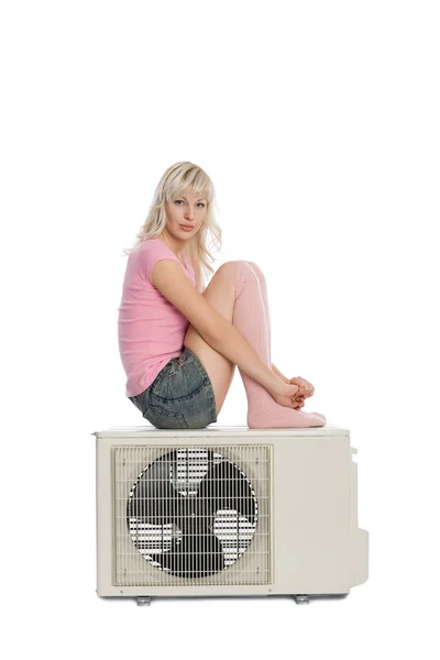 Mooi meisje met de air conditioner — Stockfoto