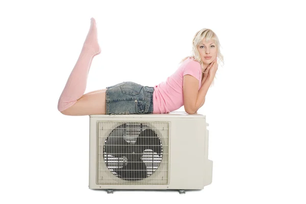 Mooi meisje met de air conditioner — Stockfoto