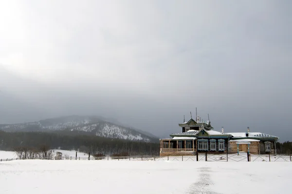 Зимняя сцена в горах. Старый дом и снег — стоковое фото