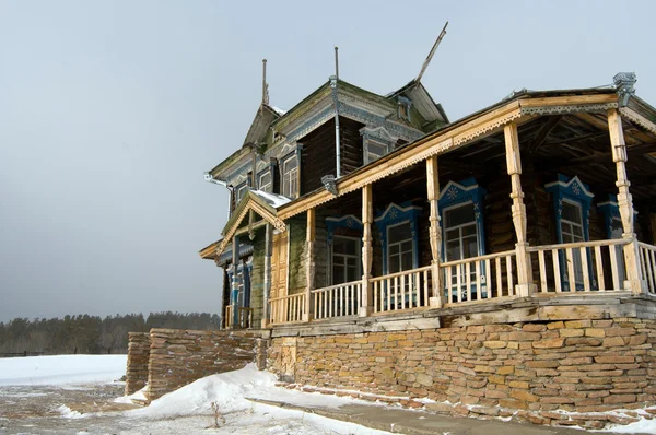山の冬景色 古い家と雪 — ストック写真