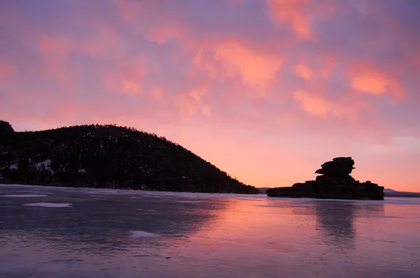 Solnedgång i ett vinterlandskap — Stockfoto