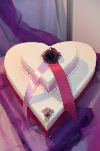 Σχήμα καρδιά γαμήλια τούρτα — Φωτογραφία Αρχείου