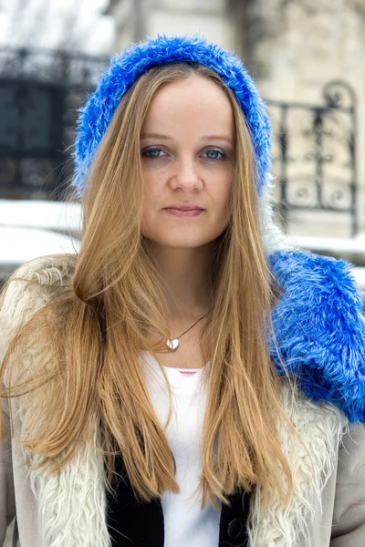 Loira sardenta menina com chapéu azul — Fotografia de Stock