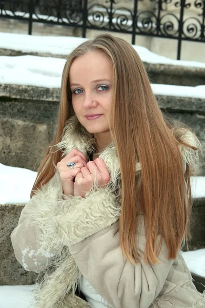 Rubia pecosa chica en abrigo de piel — Foto de Stock