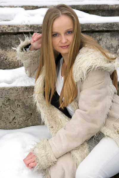 Blond sproeterig meisje in bontjas — Stockfoto