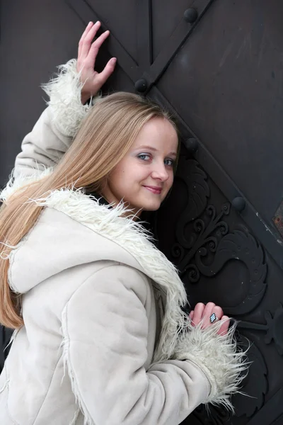 Chica rubia en abrigo de piel sonriendo —  Fotos de Stock