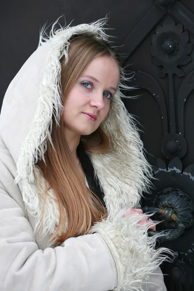 Chica rubia en abrigo de piel —  Fotos de Stock