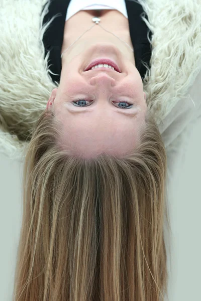 Junges blondes Mädchen mit langen Haaren — Stockfoto