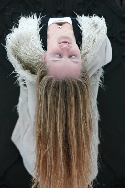 Menina loira em casaco de pele sorrindo — Fotografia de Stock