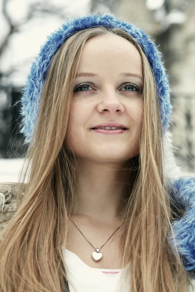 Blond sproeterig meisje met blauwe muts — Stockfoto