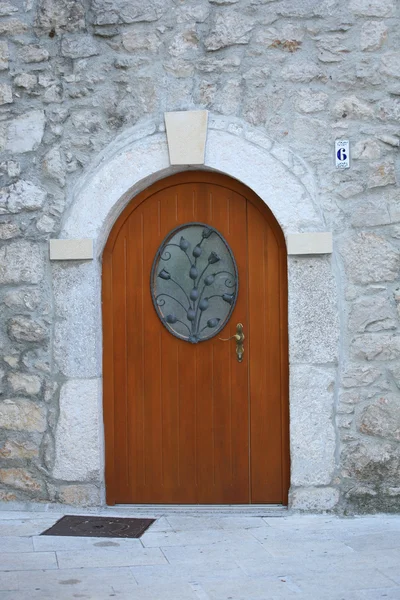 Ξύλινη Πόρτα Πέτρινο Τοίχο — Φωτογραφία Αρχείου