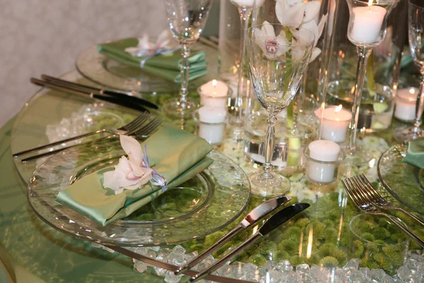 Elegante Bruiloft Diner Derved Een Glazen Tafel — Stockfoto