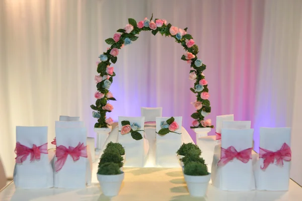 Cena Casamento Miniatura Com Arco Feito Rosas Dof Rasa — Fotografia de Stock