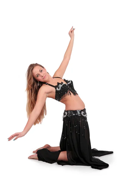Прекрасный танцор живота с длинными светлыми волосами — стоковое фото