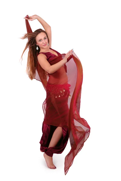 Όμορφη νεαρή χορεύτρια της κοιλιάς με ένα πέπλο — Φωτογραφία Αρχείου