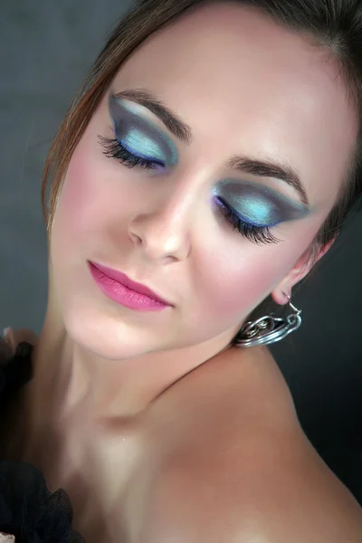 Mooie vrouw met artistieke make-up — Stockfoto