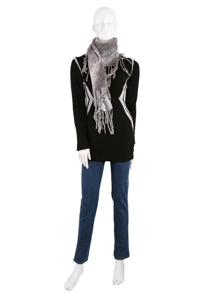 Манекен одет в шерстяной свитер и джинсы — стоковое фото