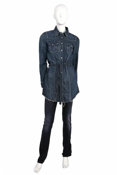 Манекен, одетый в джинсовую рубашку и брюки — стоковое фото