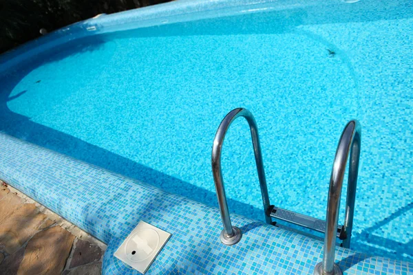 Blått svømmebasseng – stockfoto