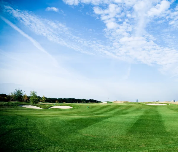 Голубое небо, зеленое поле для гольфа — стоковое фото