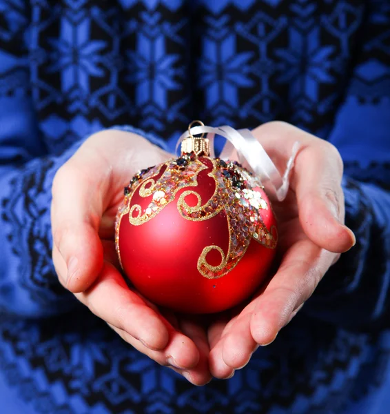 Bolas de Navidad en las manos — Foto de Stock