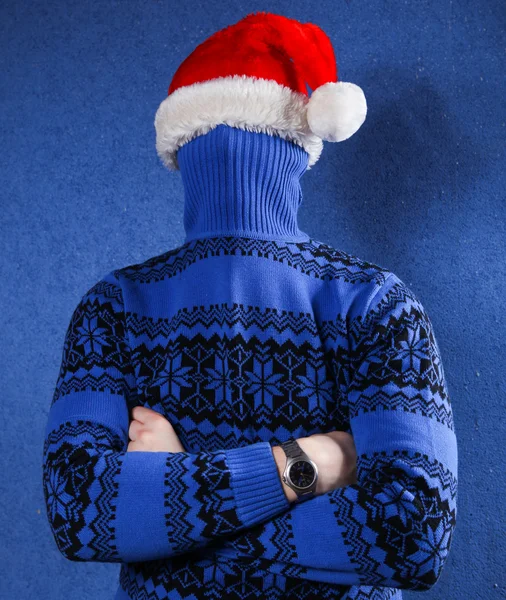 Людина в різдвяному капелюсі — стокове фото