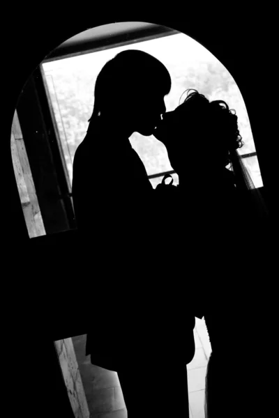 Silhuett av bruden och brudgummen — Stockfoto