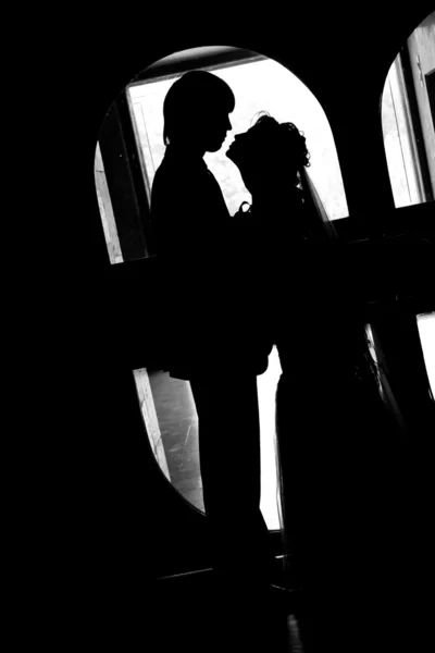 Silhouette von Braut und Bräutigam — Stockfoto